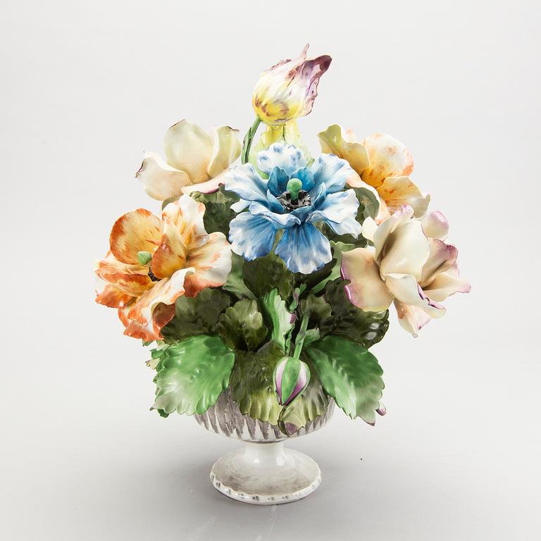Bordsdekoration, porslin, Capodimonte Italien 1900-talets mitt.