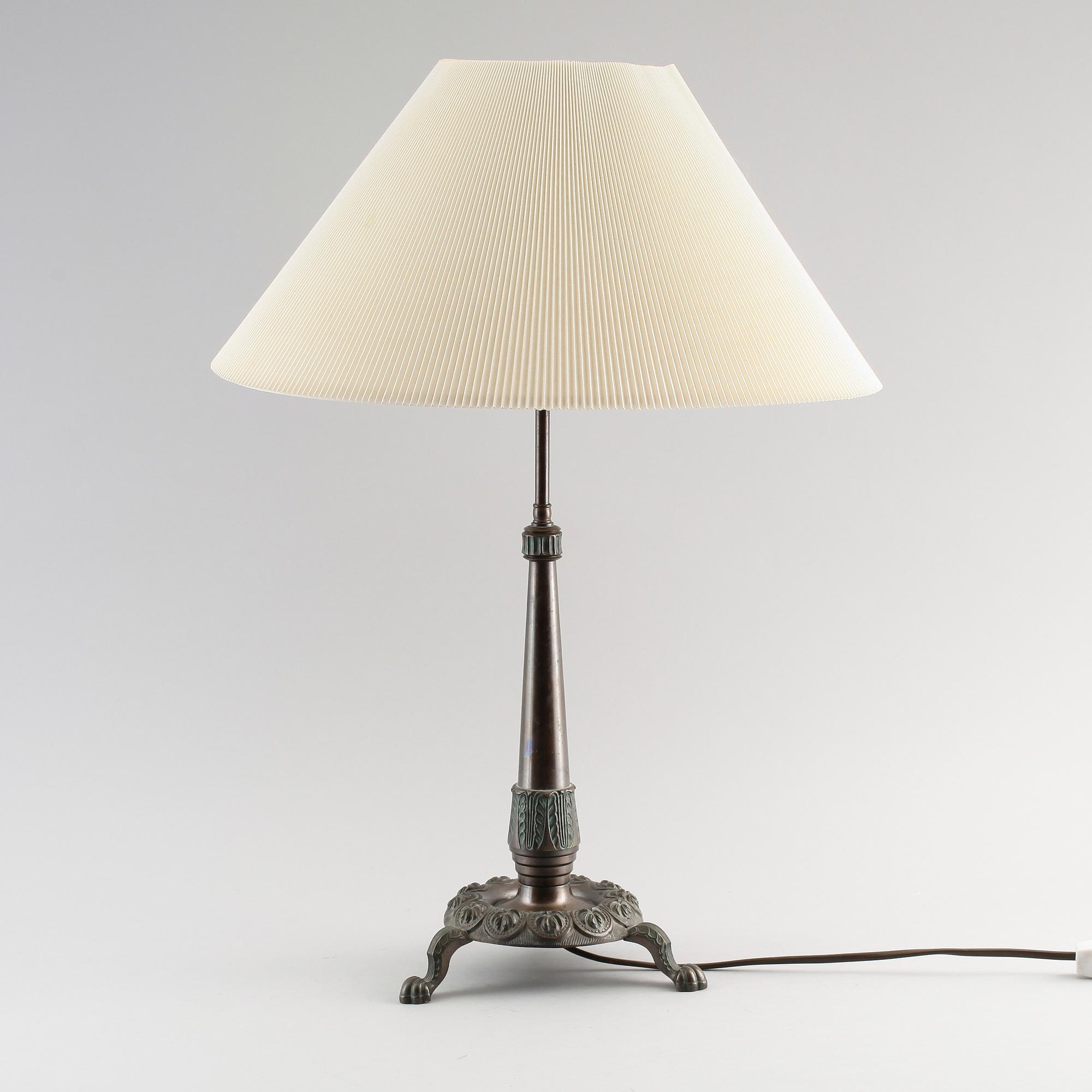 BORDSLAMPA, patinerad brons, 1900-talets första hälft.