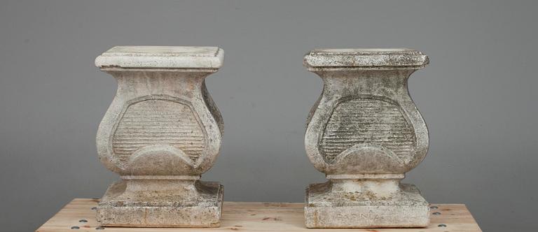 TRÄDGÅRDSPOSTAMENT, ett par, konststen, England 1900-tal.