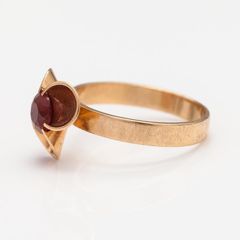 Elis Kauppi, A ring, pendant and earrings made of 14K gold with garnets. Kupittaan kulta, Turku 1972.