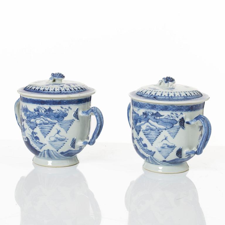 Mugg samt två muggar med lock, porslin, Kina, Qingdynastin, 1700-1800-tal.