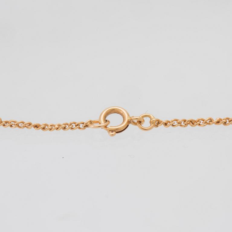 Necklace with three rows of cultured pearls and a clasp in 18K gold.