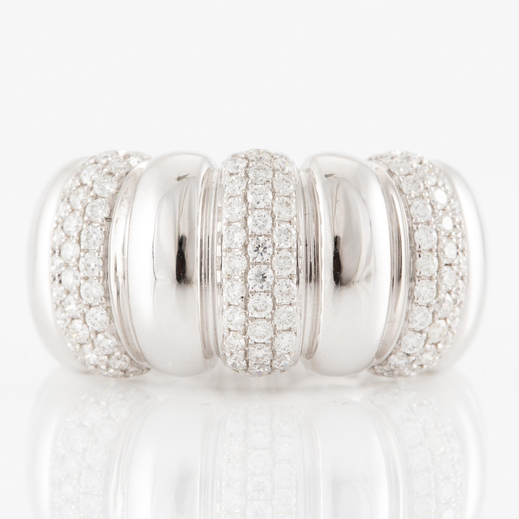 Ring 18K white gold set with brilliant-cut diamonds.