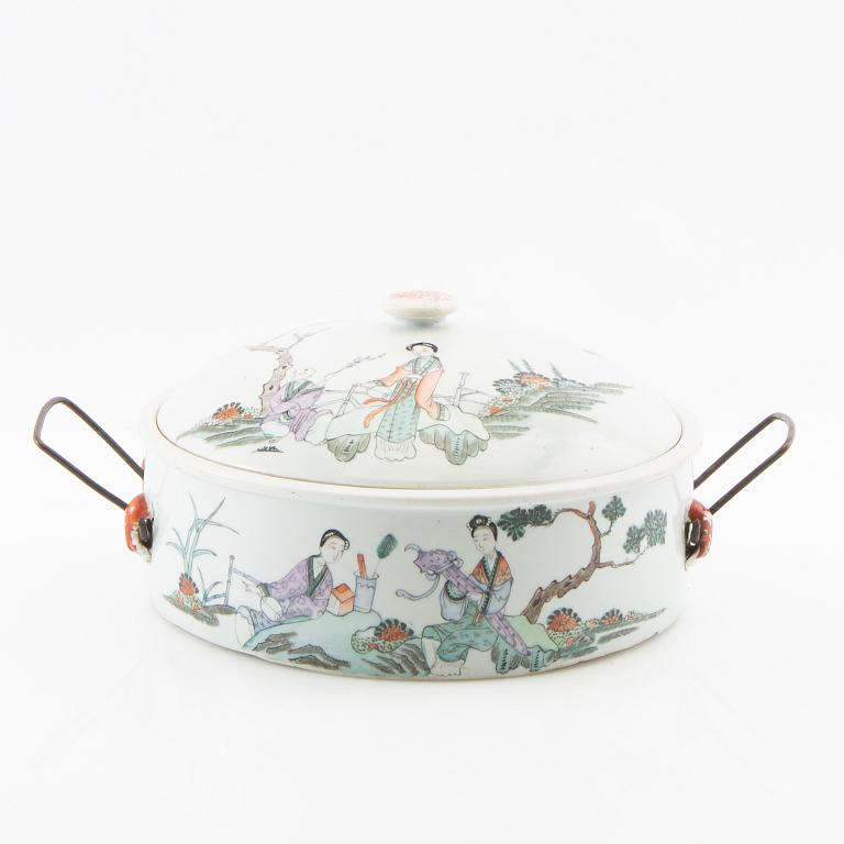 Tureen with lid, China 20th century.