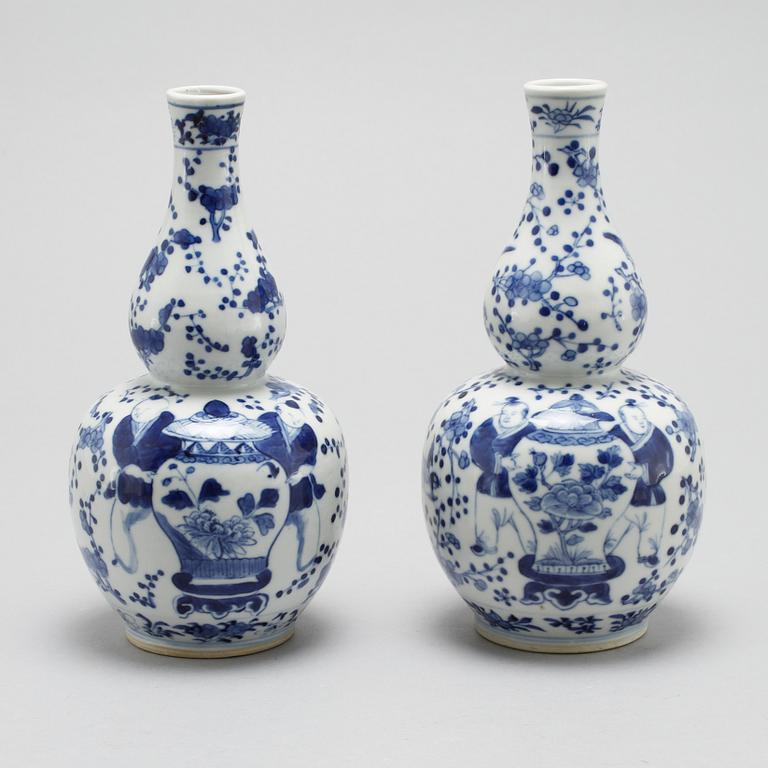 VASER, ett par, porslin, Kina, 1800-tal.