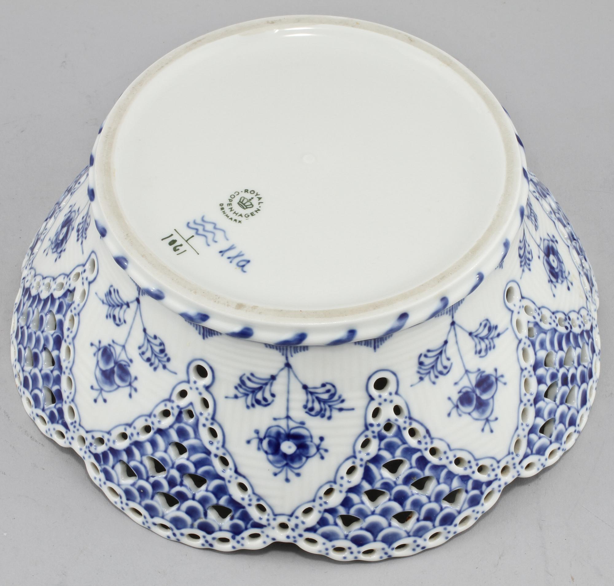 SKÅL, porslin, "Musselmalet", Rotal Copenhagen, 1900-talets andra hälft.