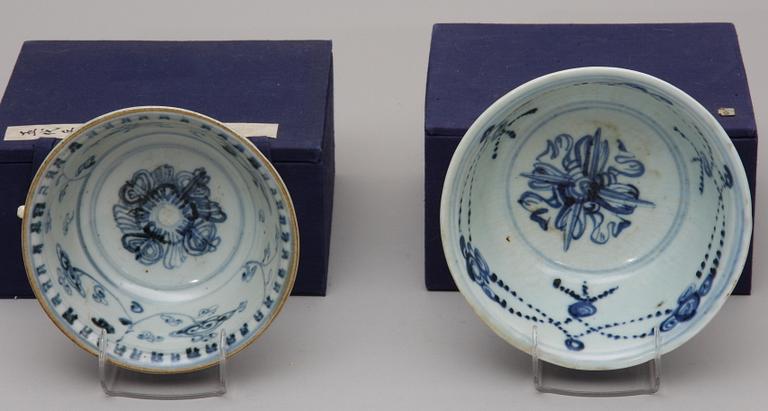 SKÅLAR, 2 st. Porslin. Kina. Troligen Ming.