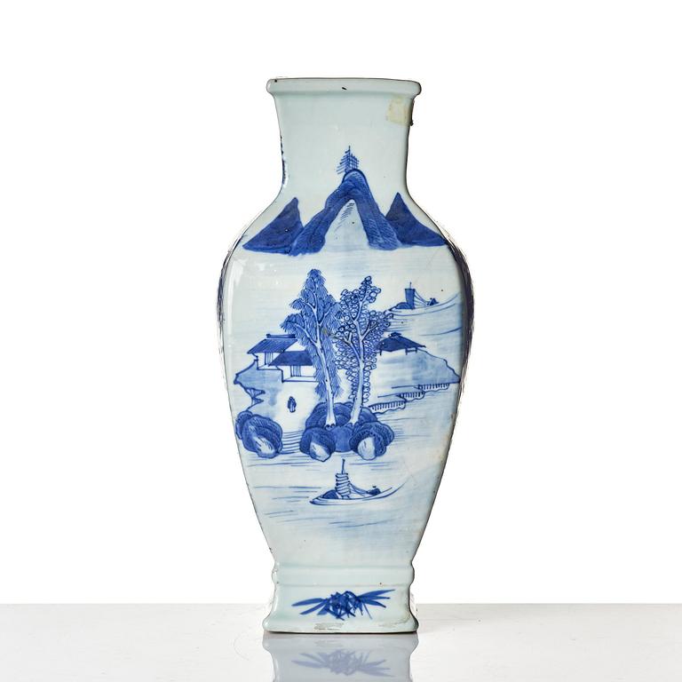A blue and white 'landscape' vase, Qing dynasty, 19th century.