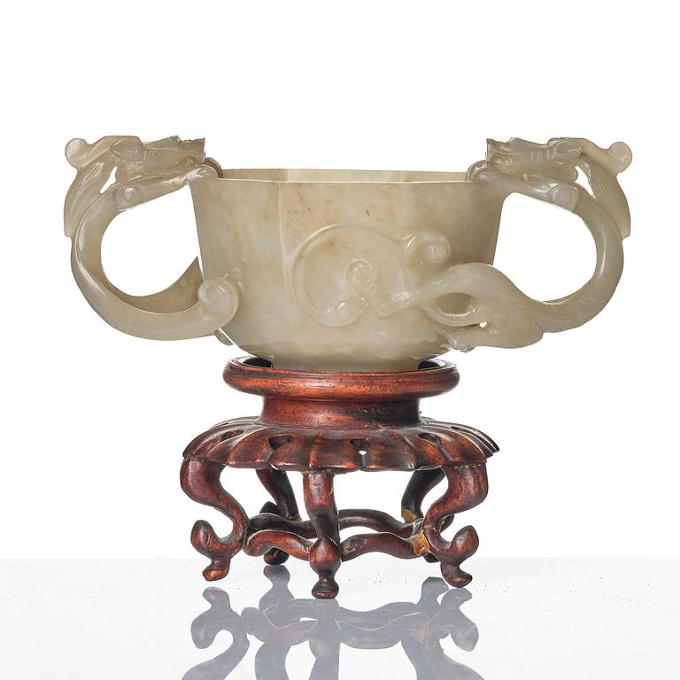 A carved nephrite cup with 'chilong' handles, late Qing dynasty/early 20th century.