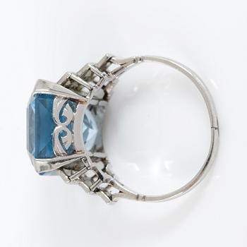 RING, med syntetisk spinell 14 K vitguld. Totalvikt ca 13 gram.
