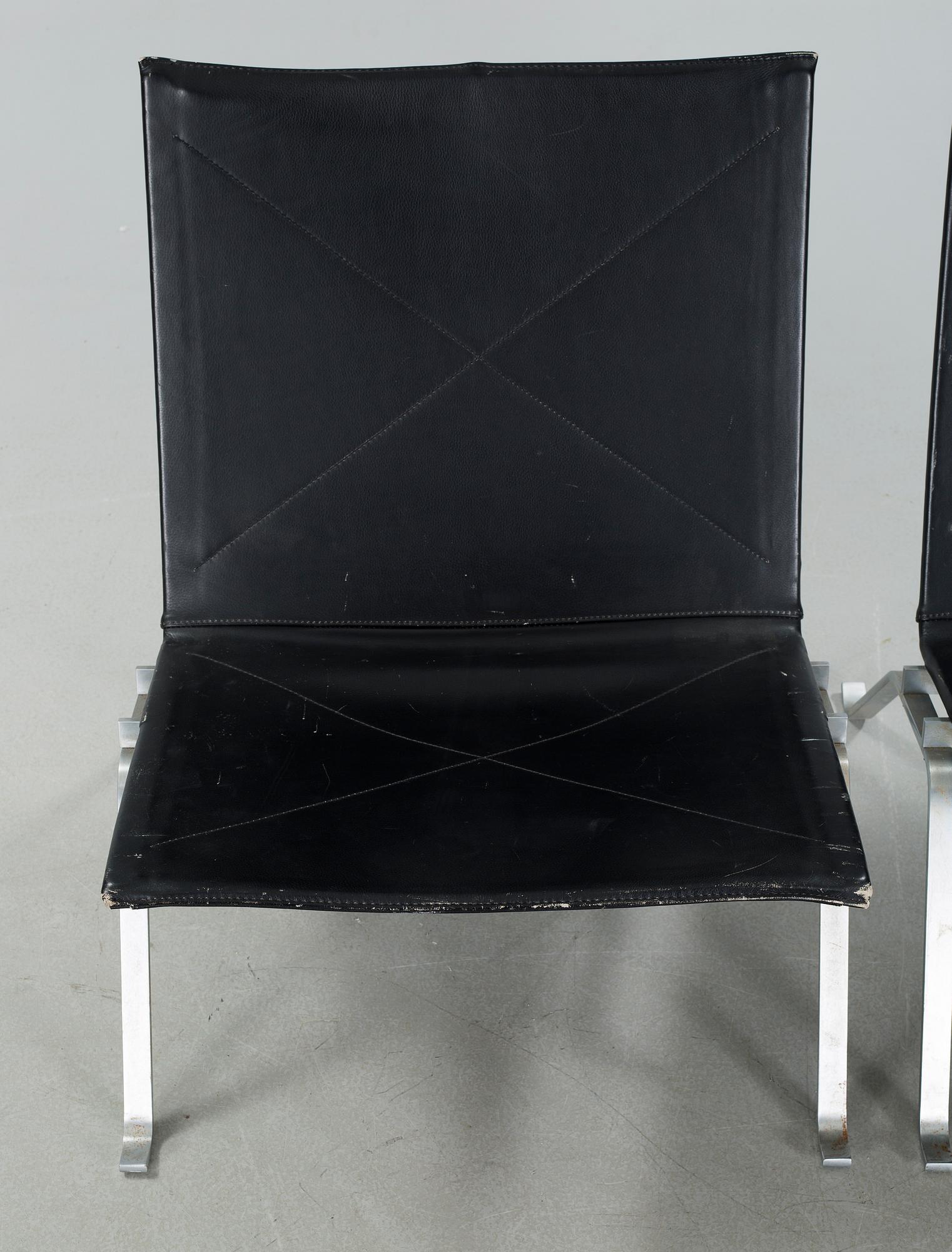 A pair of "PK22" chairs, designed by Poul Kjaerholm, made by Fritz Hansen in 1989.
