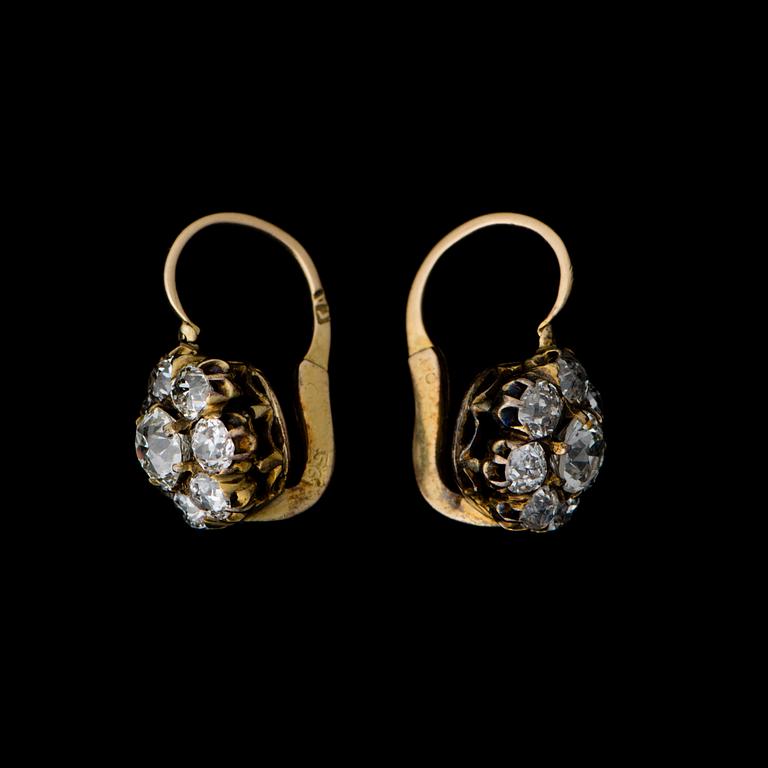 A PAIR OF EARRINGS, old cut diamonds, 14K (56) gold. Russia.
