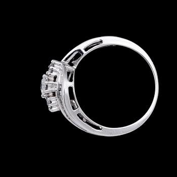 RING, 10k vitguld, 3 briljantslipade diamanter o ca25 små baguettslipade diamanter, tot ca1,33ct. Tot vikt ca 3,6g.