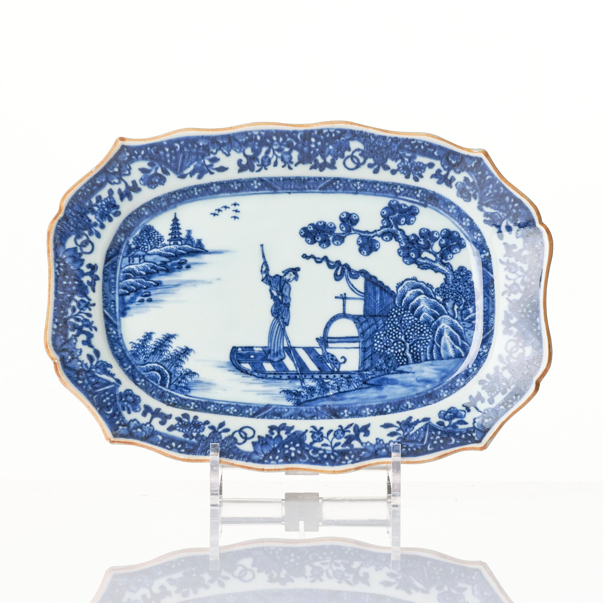 A blue and white serving dish, Qingdynasty, Qianlong (1736-95).