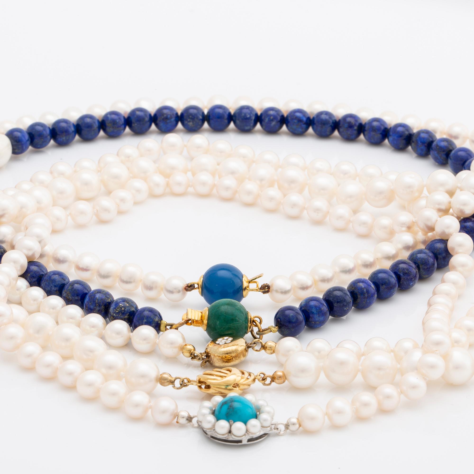 5 necklaces, cultured freshwater pearls approx 7,5-8,5 mm, lapis lazuli beads, 1 clasp 18k gold, 4 silver and metal.