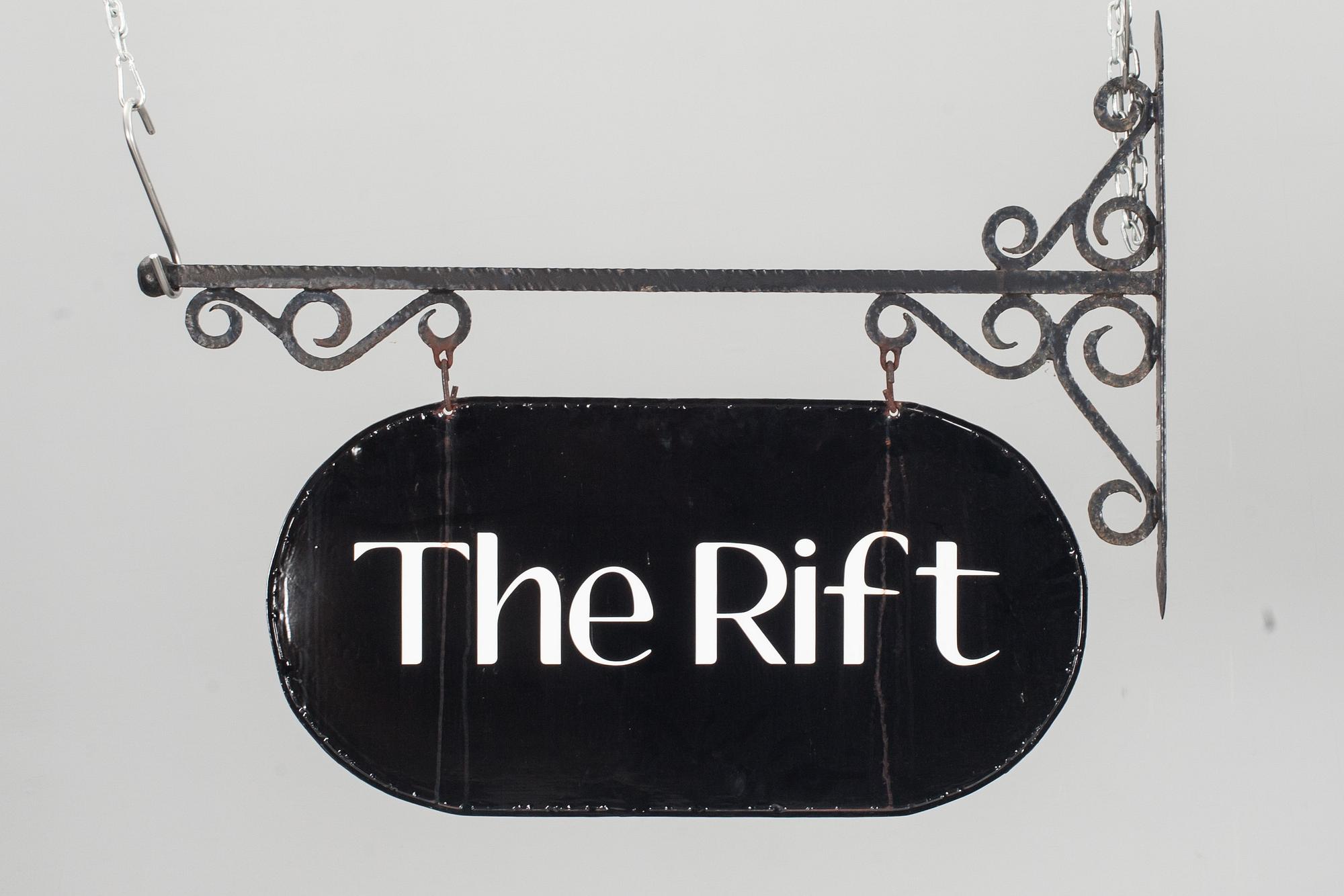 BUTIKSSKYLT, smidesjärn och plåt. 1900-talets andra hälft.