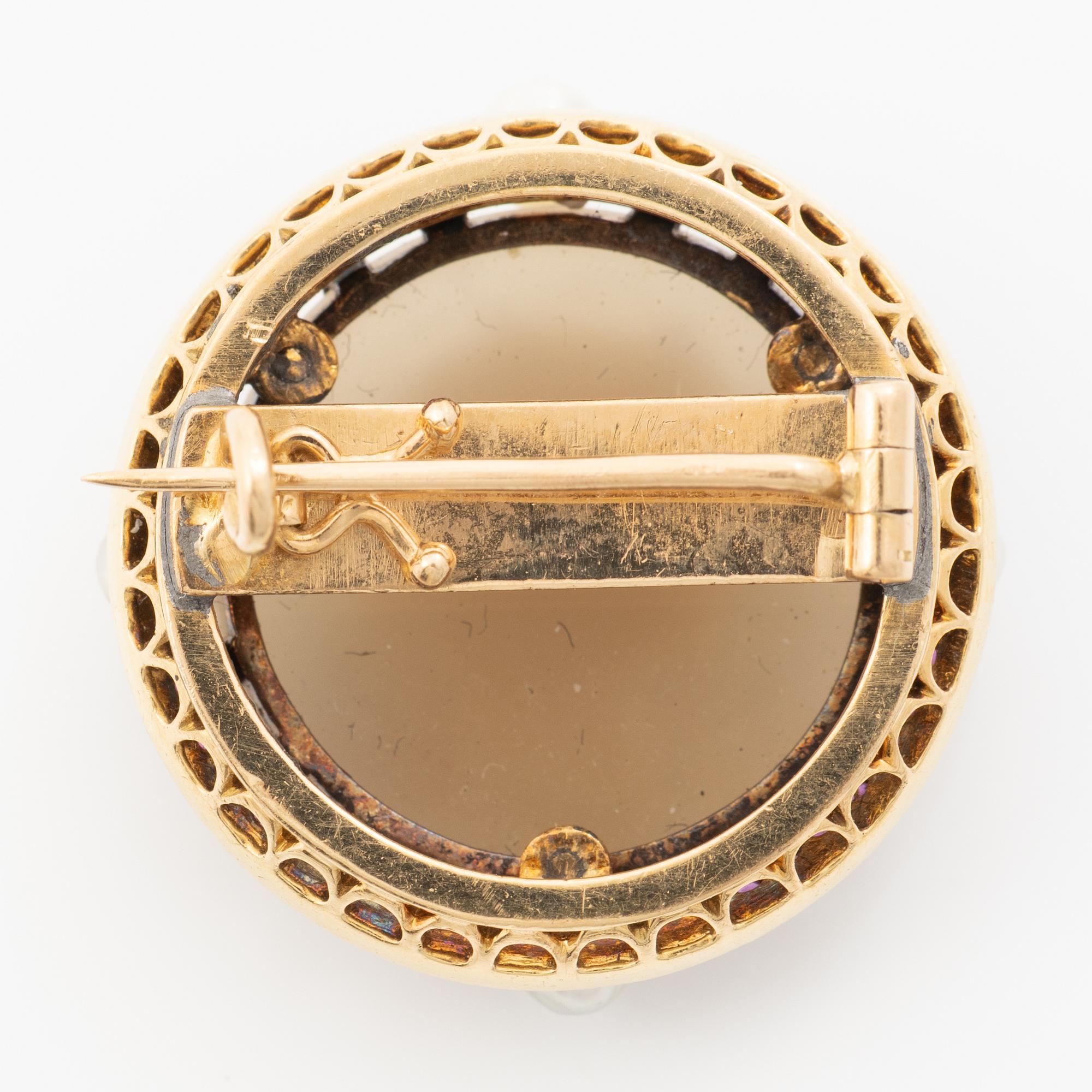 18K gold brooch with intaglio cameo, rubies, pearls and rose-cut diamonds.