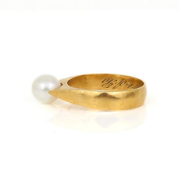 RING, 23K guld med odlad pärla, Carl Fredrik Widmark, Köping, 1901. Total vikt ca 7,04 g.