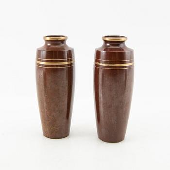 En samling vaser och skålar 11 dlr cloisonné och emalj-arbeten Kina 1900-tal.