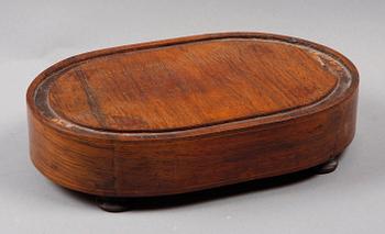 BORDSPENDYL, porslin, rokokostil, 1800-talets andra hälft. Troligen Frankrike.