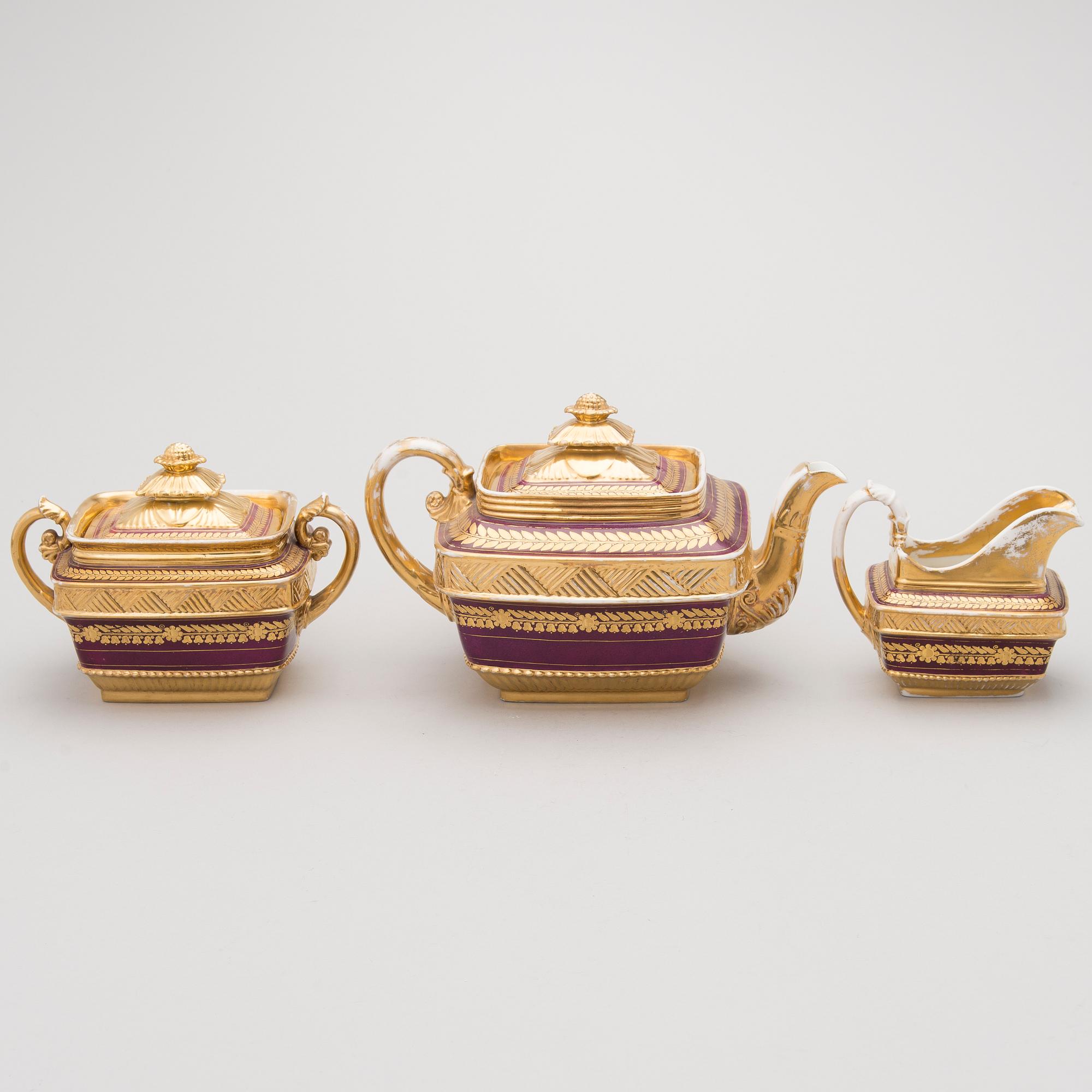 A RUSSIAN TEAPOT, SUGAR BOWL AND MILK JUG, porcelain, Gardner early 19th century.
