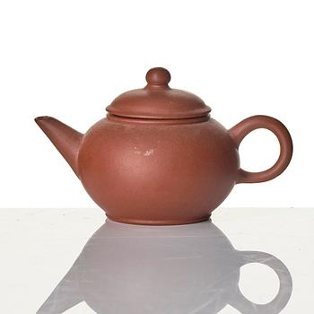 A miniature tea pot with cover, four cups and a dish, China, 20th century.