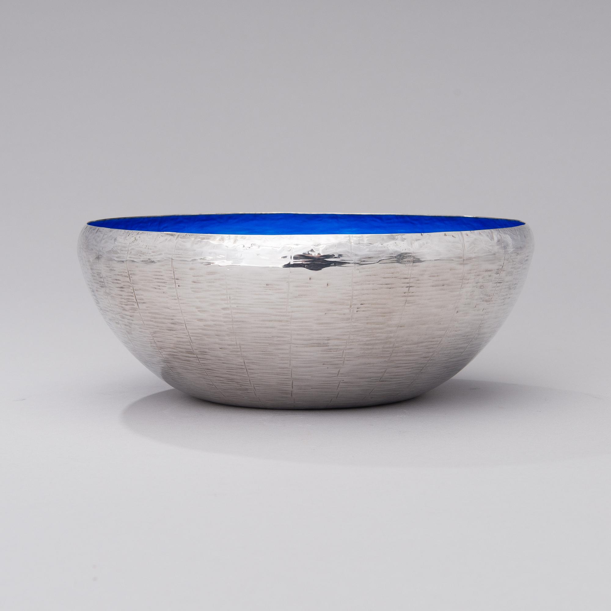 EVA HIDSTRÖM, SKÅL. Sterling silver och emalj. Hopeakeskus, Tavastehus 1974.