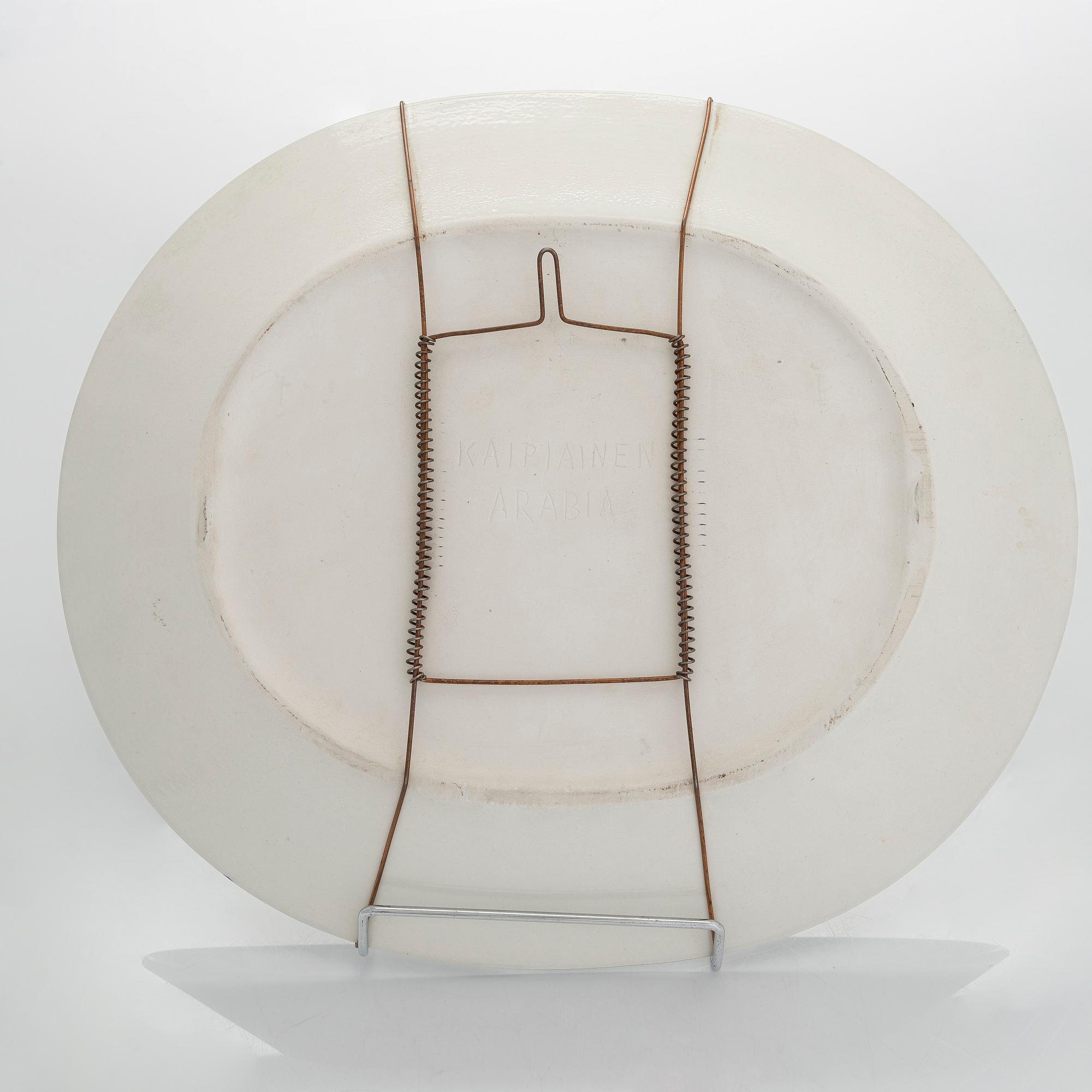 Birger Kaipiainen, a decorative stoneware dish, signed Kaipiainen, Arabia.