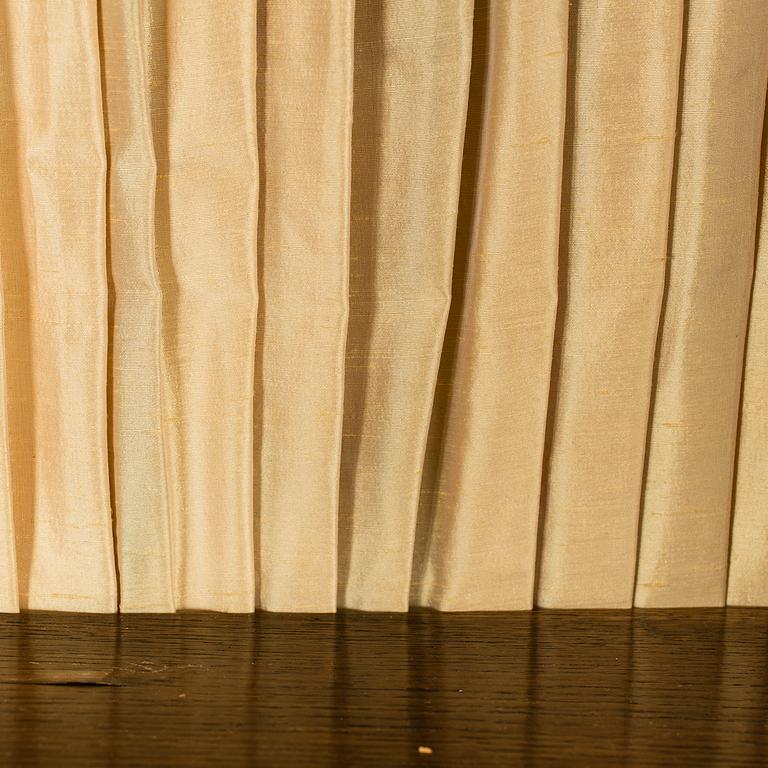 A Russian mahogany veneered display cabinet from around year 1900.