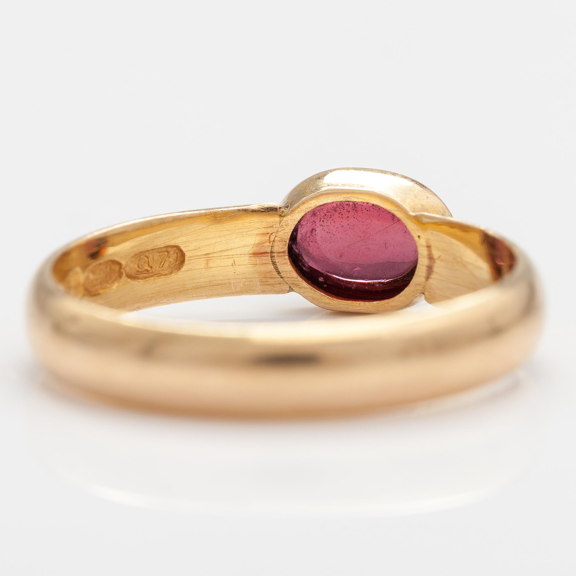 RING, 18K guld, granat. Westerback, Helsingfors 1969.