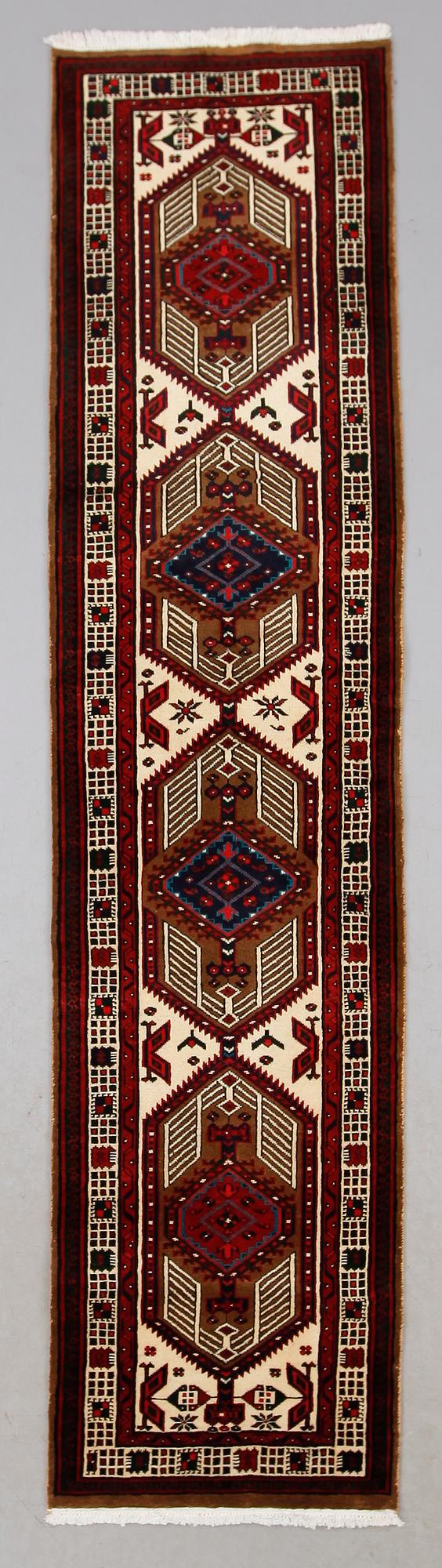 MATTA, Hamadan, ca 313 x 74 cm.