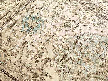 A CARPET, an antique silk Kashan/Tabriz (possibly a Kashan  Motachem), ca 199 x 126,5 cm.