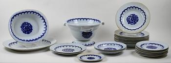 MATSERVISDELAR, 24 st, flintgods, "Liljeblå", Wilhelm Kåge, Gustavsberg.