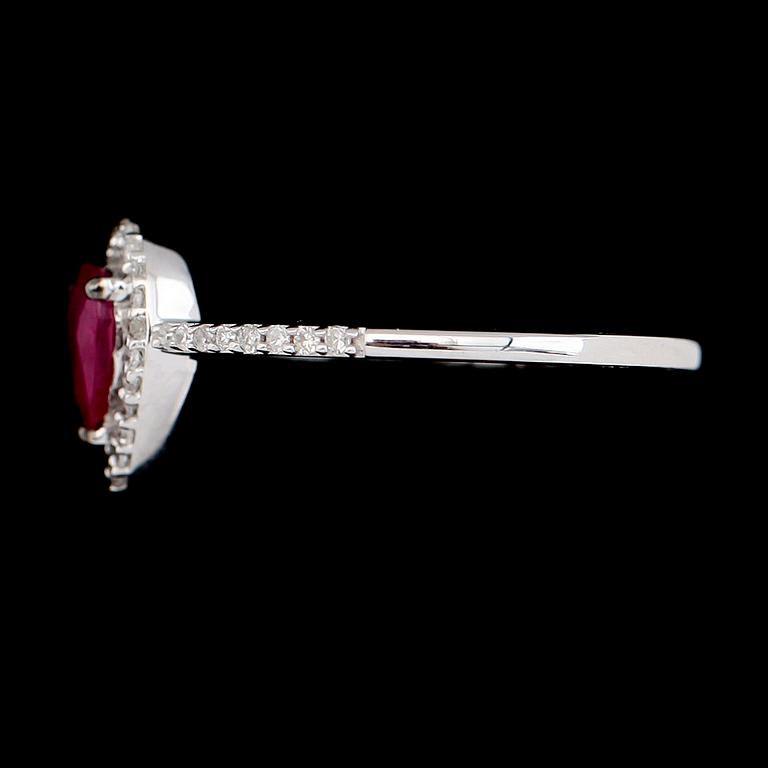 RING, 14K vitguld, rubin ca 0.50 ct och diamanter tot ca 0.12 ct.