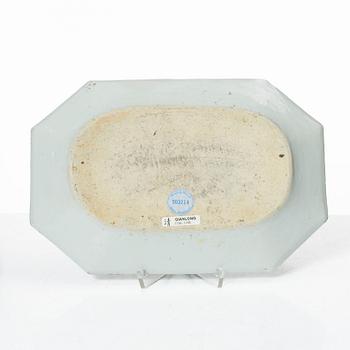 A blue and white tea pot with cover and serving dish, Qing dynasty, Qianlong (1736-95).