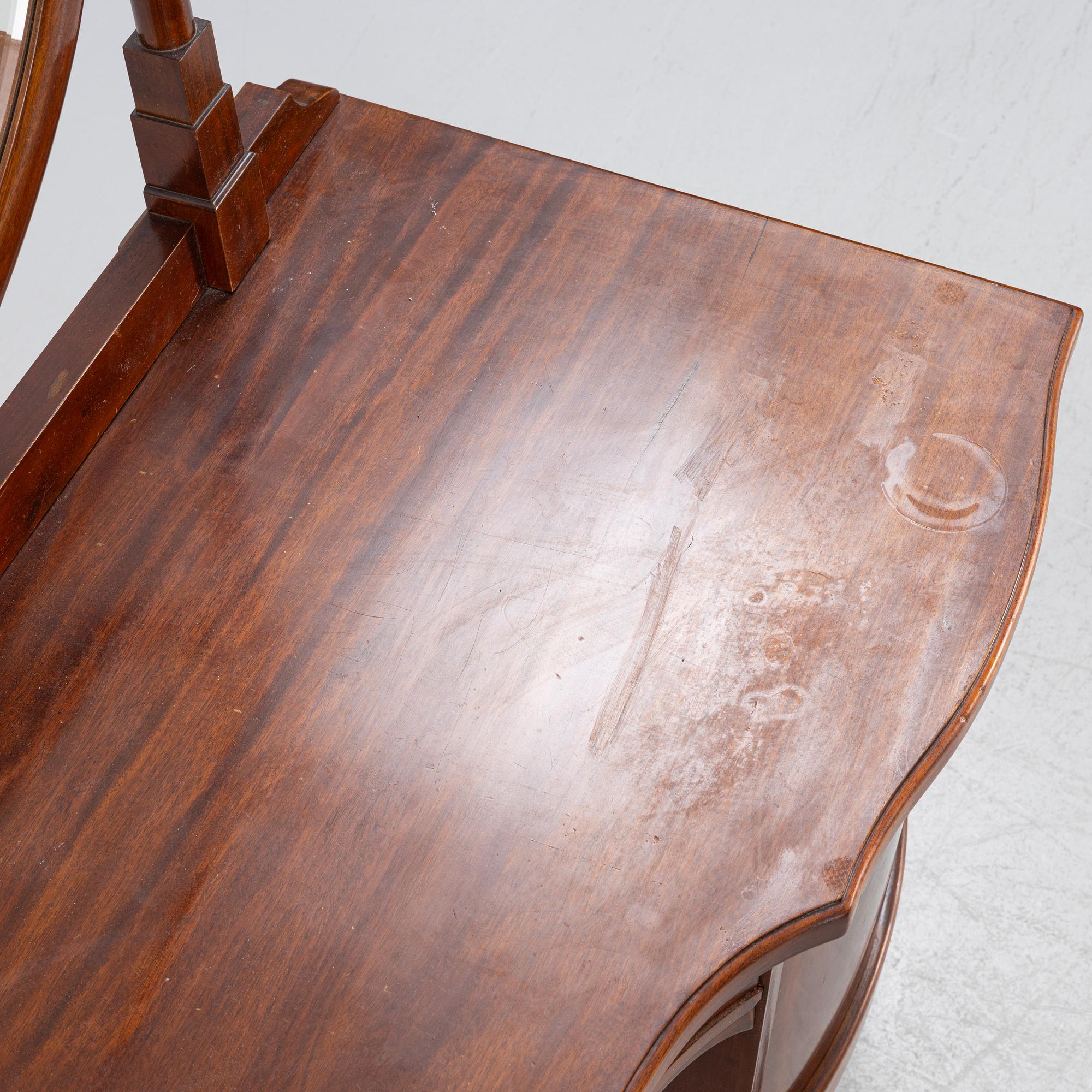 A mahogany veneered dressing table with a mirror, early 20th Century.