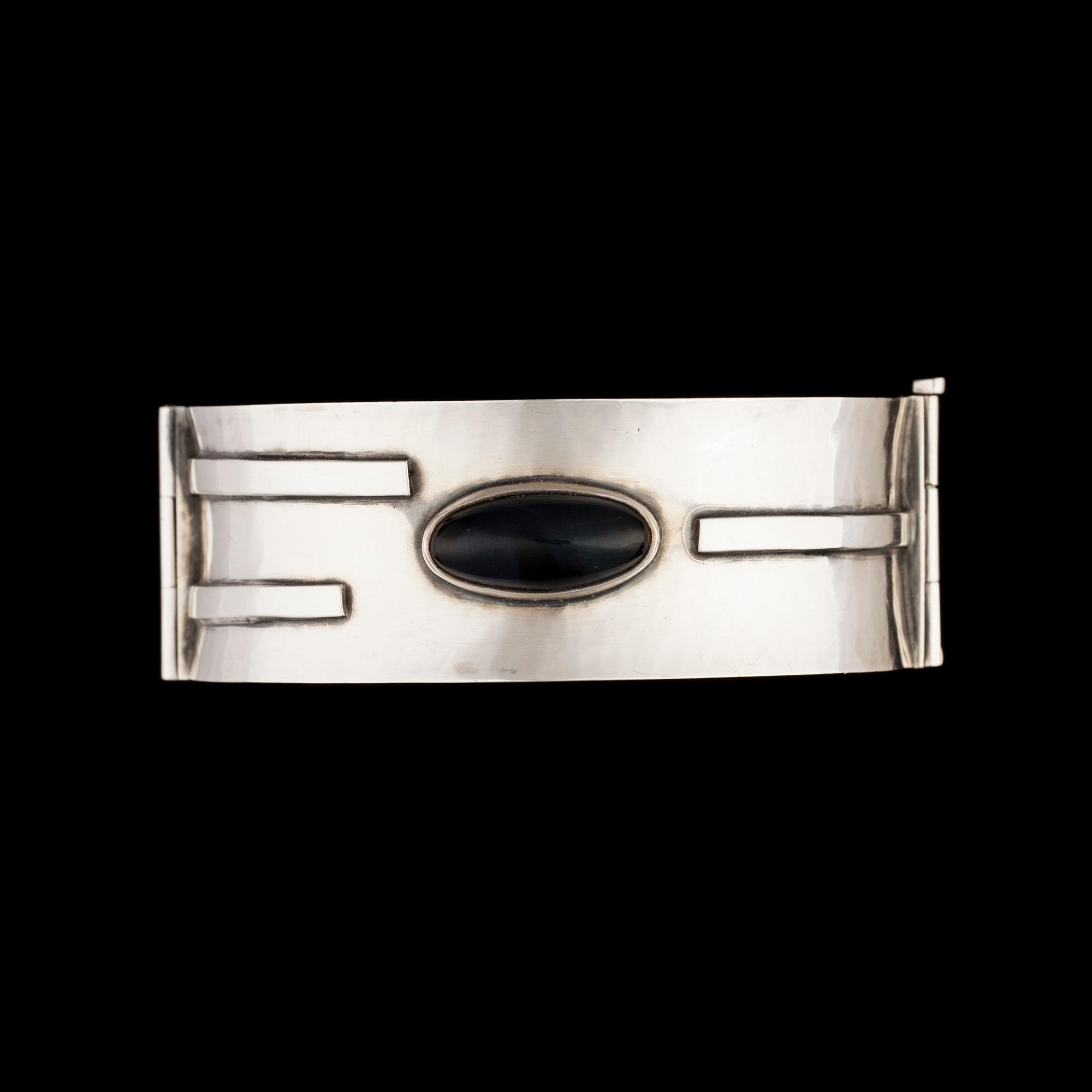 ARMRING, silver, cabochonslipat falköga. Finska Guldsmeder Åbo 1963.