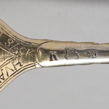 Sked, med dubbel kerubknopp, silver, sannolikt Stockholm omkr 1600, omstämplad av Johan Nützel,1705.