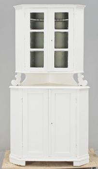 HÖRNSKÅP, allmoge, 1900-talets början.