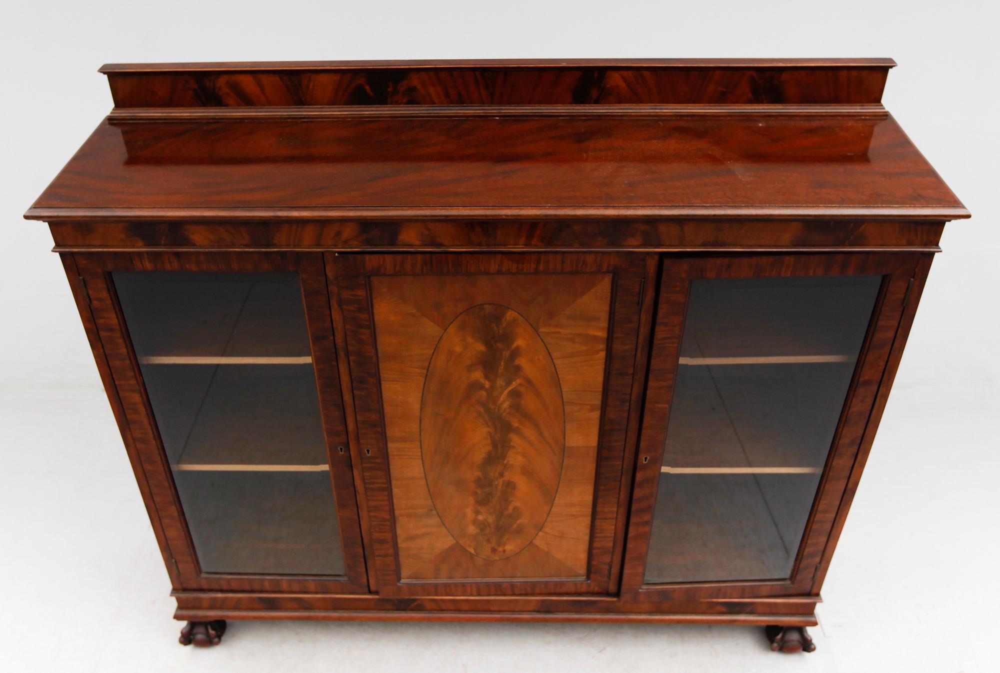 VITRINSKÅP, 1900-talets första hälft, England.