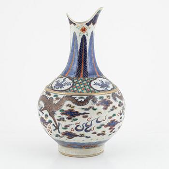 A porcelain vase, China, Qing dynasty, 19th century.