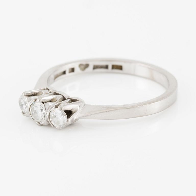 Ring 18K white gold set with round brilliant-cut diamonds.