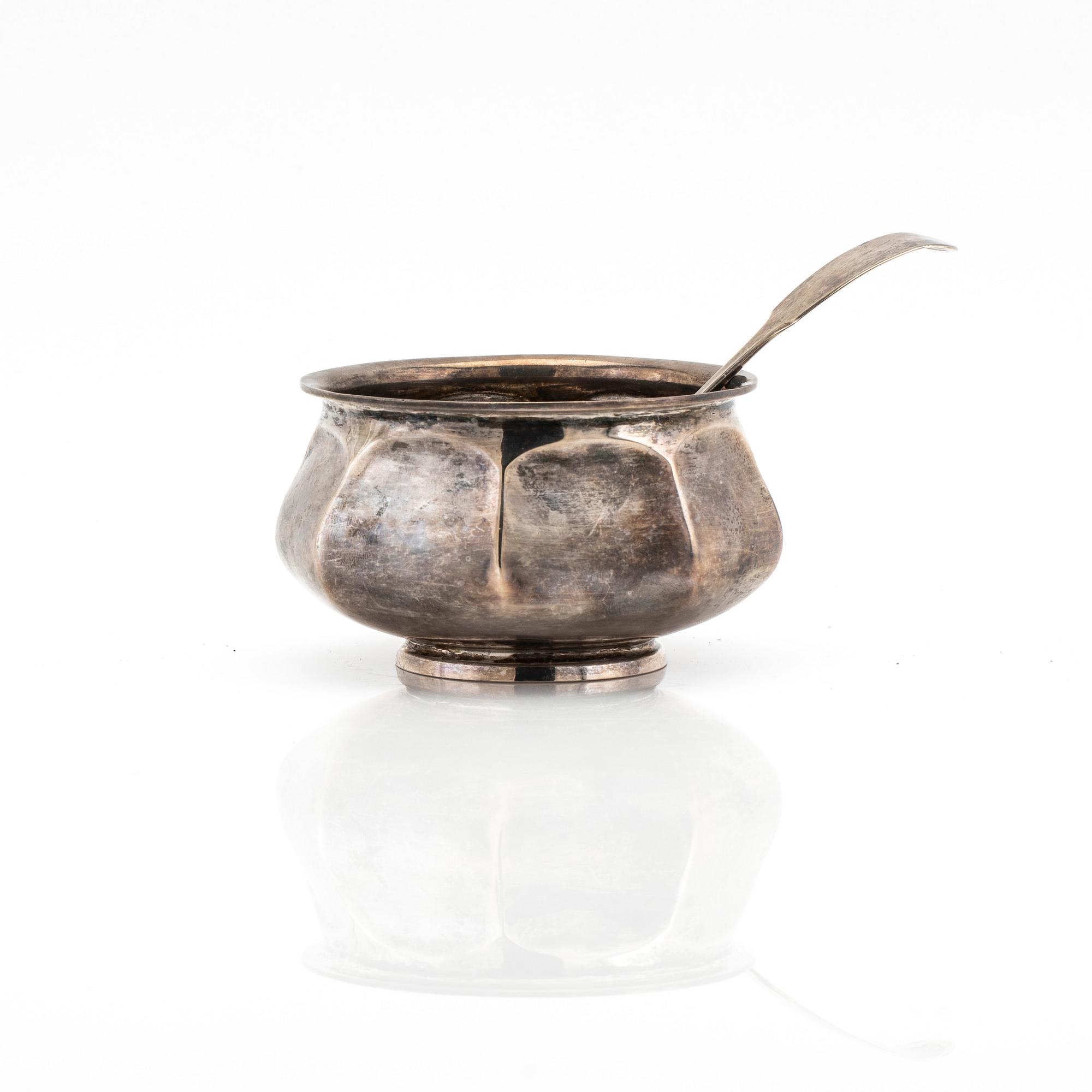 Goldsmiths & Silversmiths Co Ltd, sockerskål silver, London 1911, samt William Robert Smily ströare, silver, London 1868.