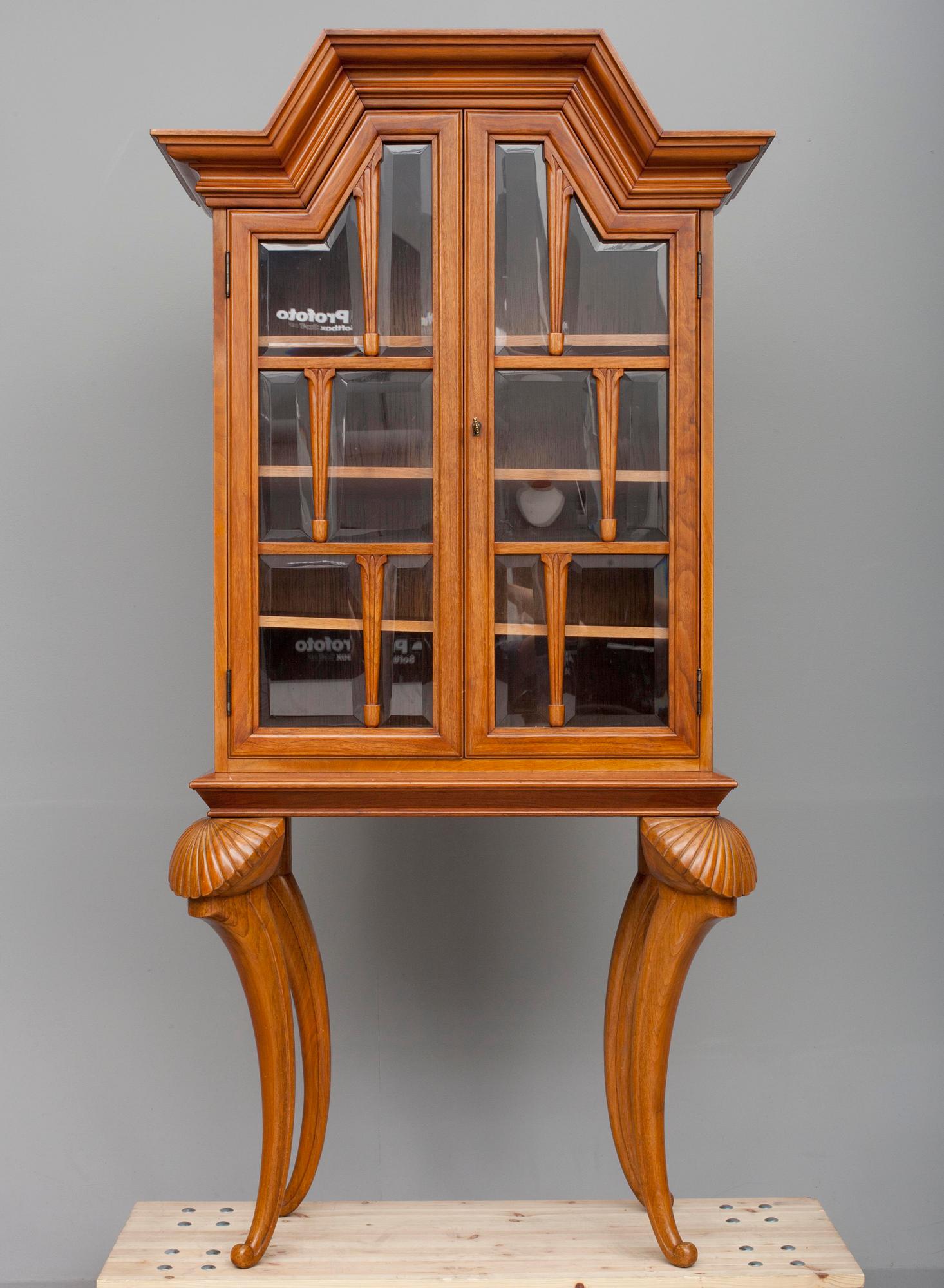 VITRINSKÅP, 1900-talets mitt.