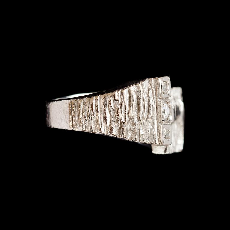 RING, 18k vitguld med 3 briljantslipade diamanter, tot ca 0,10 ct. 1976. Vikt 7,2 g.