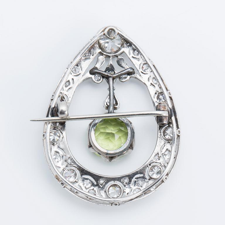 A ca 1.00 cts old-cut diamond brooch with peridot and rose-cut diamonds.