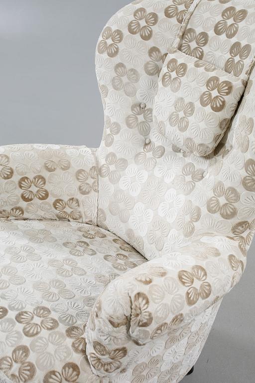 An armchair named "Rundrygg", designed by Carl Malmsten and made by OH Sjögren in 2011.