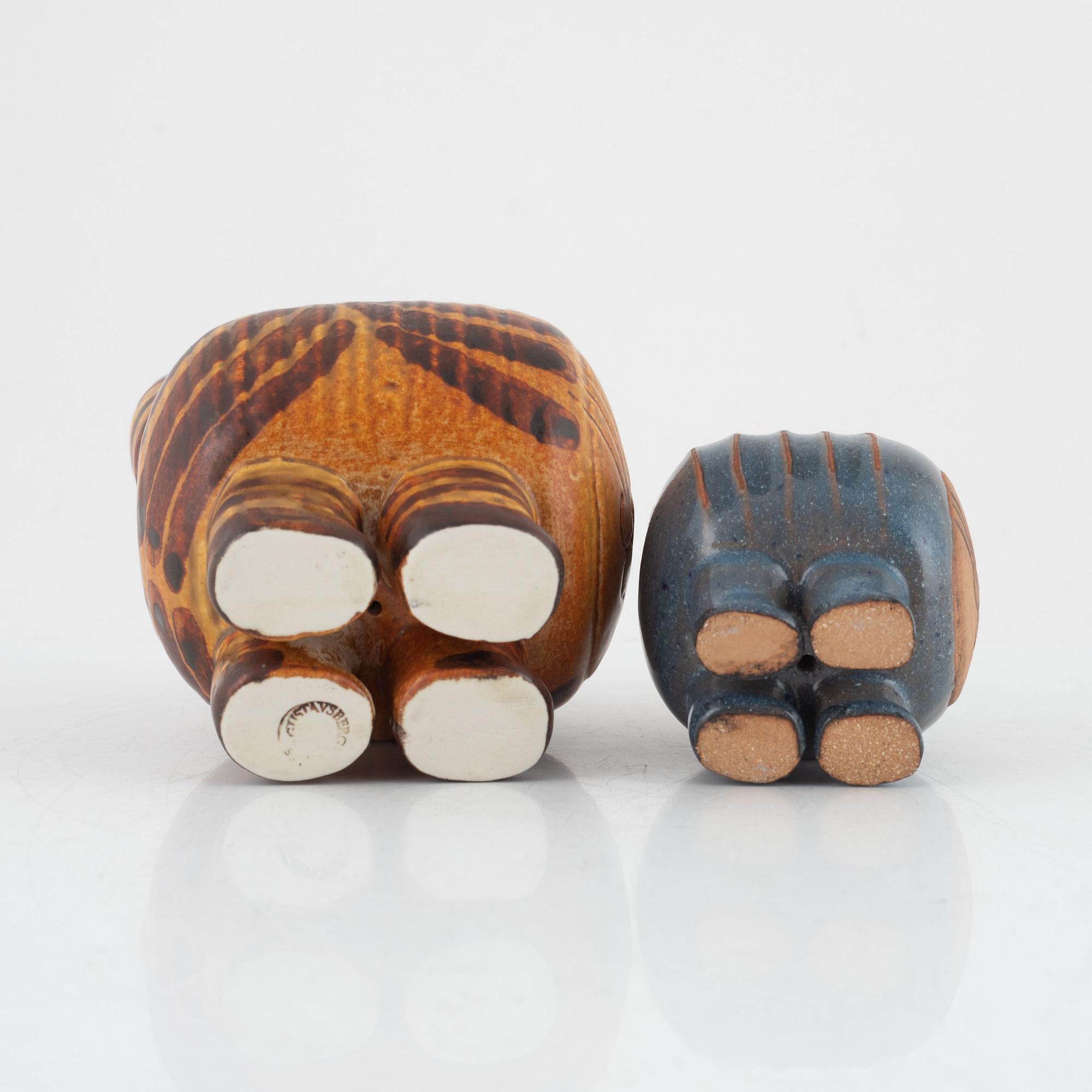 Lisa Larson, figuriner, 2 st, "Stora katten" och "Katt", ur serierna "Jura" och "Menageri", Gustavsberg.