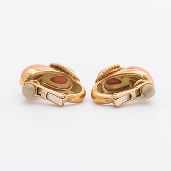 ÖRCLIPS 18K guld med 2 koraller samt diamanter 8/8 ca 0,20 ct totalt.