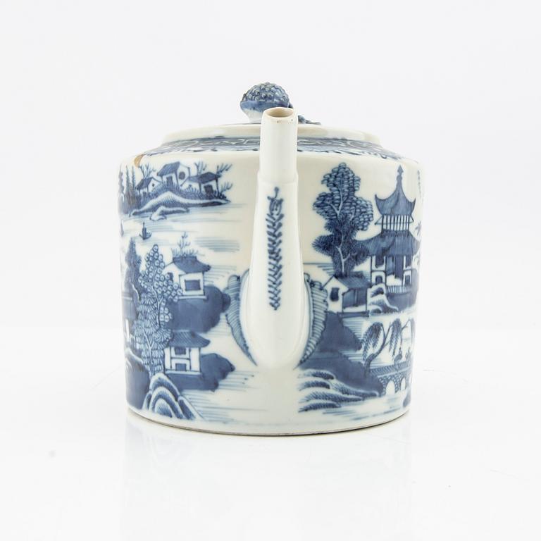 Teapot, China, Qianlong (1736-95) porcelain.